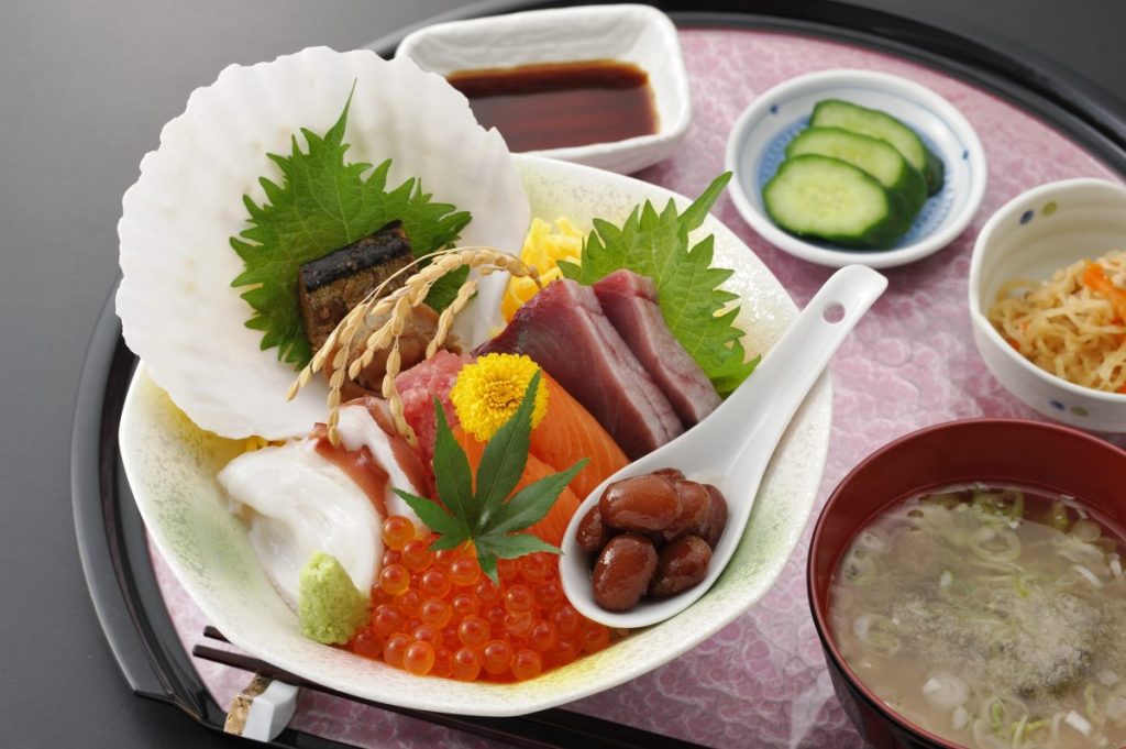 今週のイチ丼！「食楽 しお彩」のキラキラ秋旨丼！