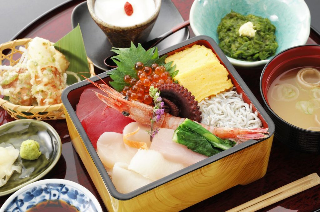 今週のイチ丼！「かいせんどころ 梁」のキラキラ春つげ丼！