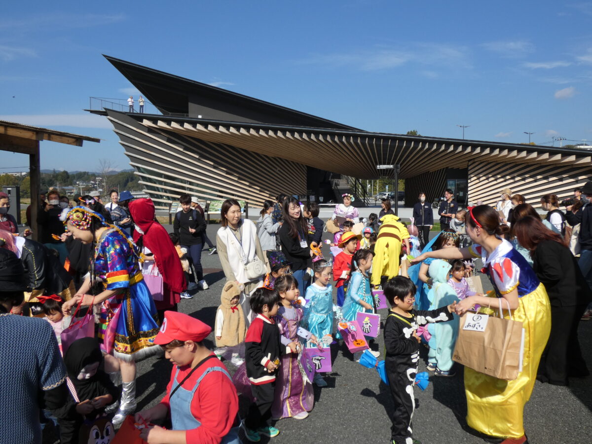 マリンパル保育園・あさひ幼稚園合同で『ハロウィンパレード』に来てくれました！